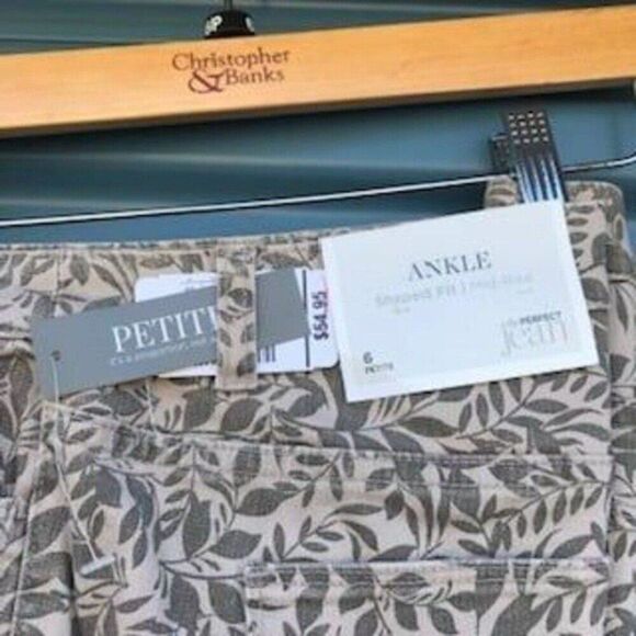 Petite Ankle Jeans . Size: 6 Petite w/ Floral Pattern . Shaped Fit - Mid Rise - Picture 3 of 3